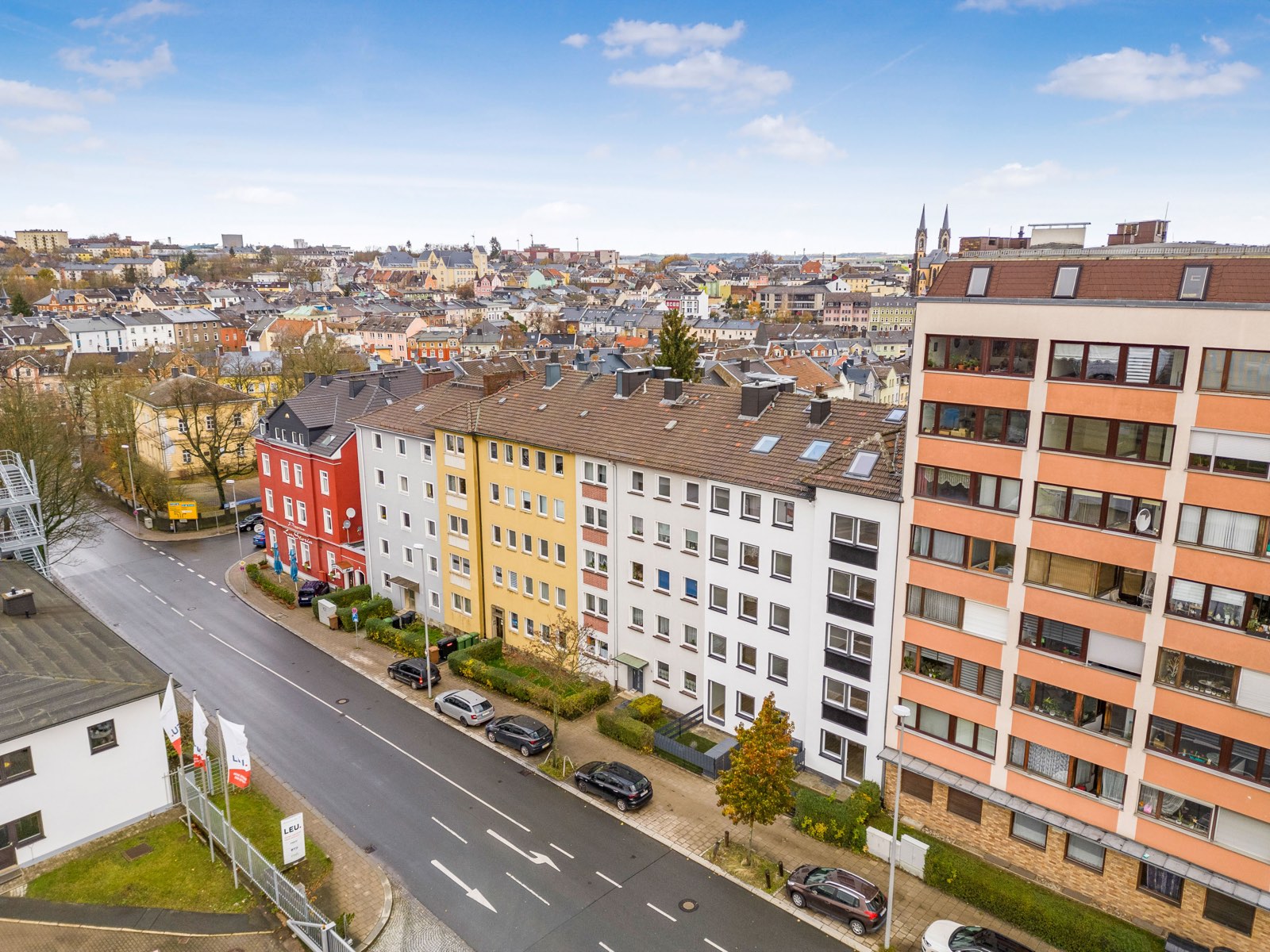 Mehrfamilienhäuser über den Dächern einer bayerischen Stadt