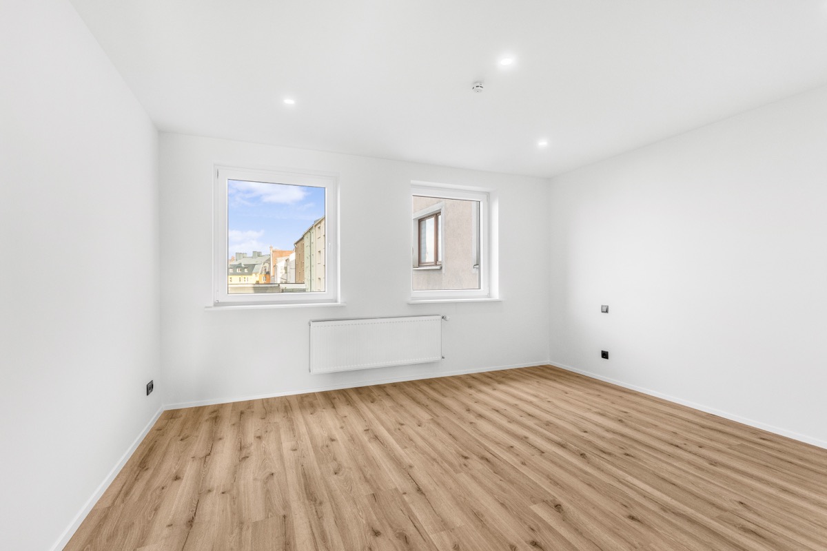 Heller Wohnraum einer frisch renovierten Wohnung